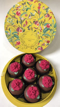 Carregar imagem no visualizador da galeria, Caixa Aquarela Figo com 7 Pães de Mel Tradicional Chocolate ao Leite Recheado Doce de Leite e Camélias 3D
