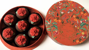 Caixa Aquarela Pêssego com 7 Pães de Mel Tradicional Chocolate ao Leite Recheado Doce de Leite e Camélias 3D